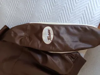 Cazadora juvenil cuero marrón y blanco oversize