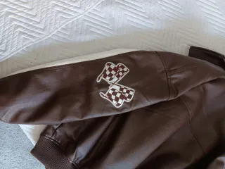 Cazadora juvenil cuero marrón y blanco oversize