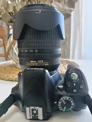 Nikon D3300 con obiettivo 18-135mm e borsa