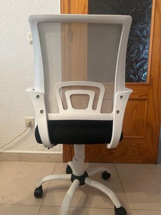 Silla de oficina ergonómica blanca y negra