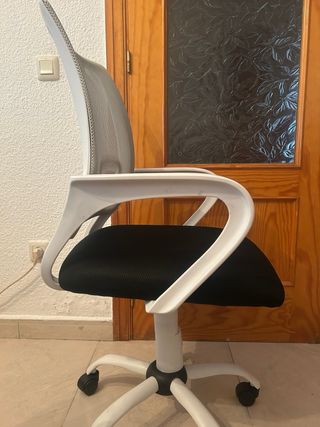Silla de oficina ergonómica blanca y negra