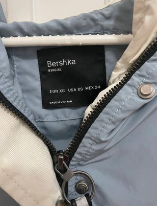 Chaqueta cortavientos azul y amarilla