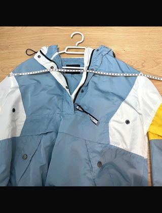 Chaqueta cortavientos azul y amarilla