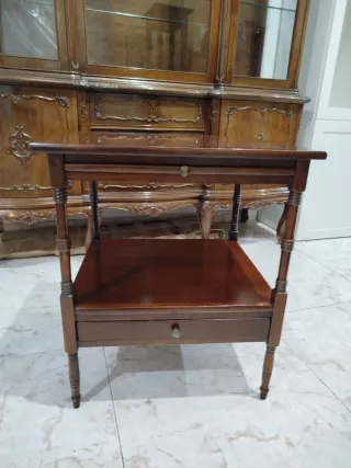 Mesita auxiliar de madera maciza color marrón