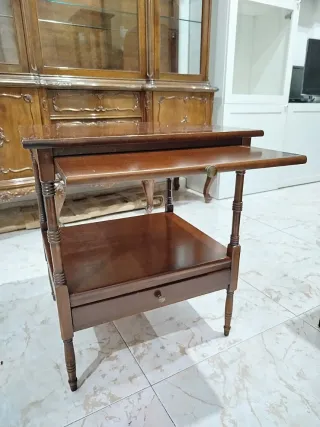 Mesita auxiliar de madera maciza color marrón