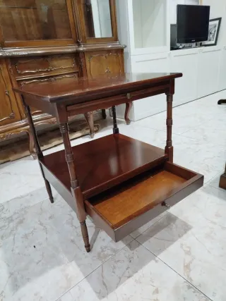 Mesita auxiliar de madera maciza color marrón