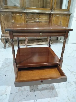 Mesita auxiliar de madera maciza color marrón