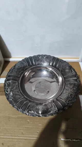 Centrotavola in metallo argentato decorato