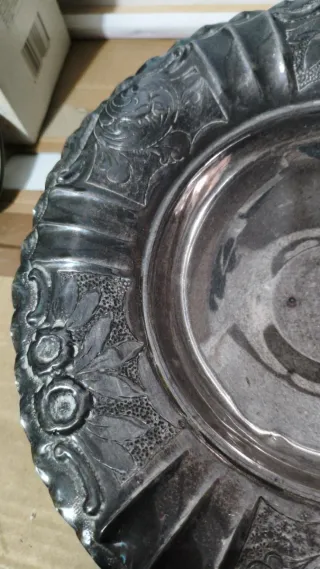 Centrotavola in metallo argentato decorato