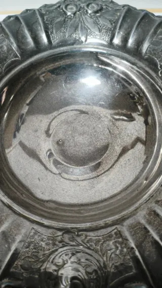 Centrotavola in metallo argentato decorato