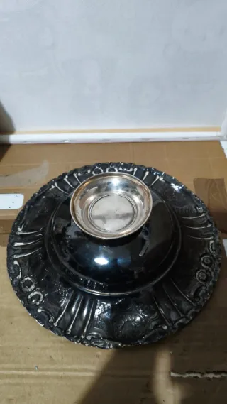 Centrotavola in metallo argentato decorato