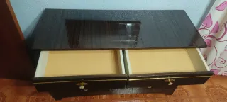 Cómoda de madera con espejo