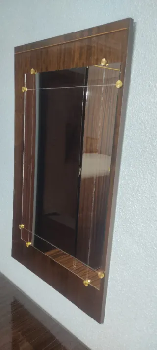 Cómoda de madera con espejo