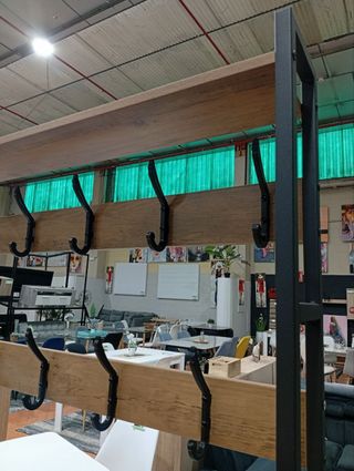 Zapatero con colgadores metálico y madera