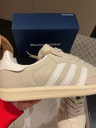 Zapatillas Adidas Beige y Blancas Mujer