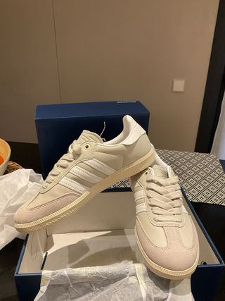 Zapatillas Adidas Beige y Blancas Mujer