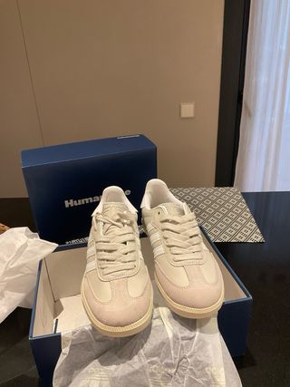 Zapatillas Adidas Beige y Blancas Mujer