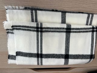 Bufanda blanca cuadros negros