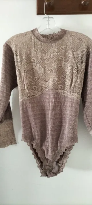 Lote 2 bodys encaje elásticos y adaptables.