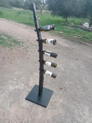 Botellero rústico de madera y hierro