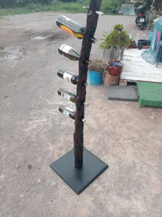 Botellero rústico de madera y hierro