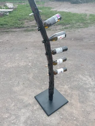 Botellero rústico de madera y hierro