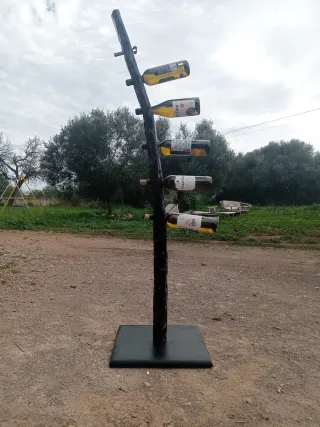 Botellero rústico de madera y hierro