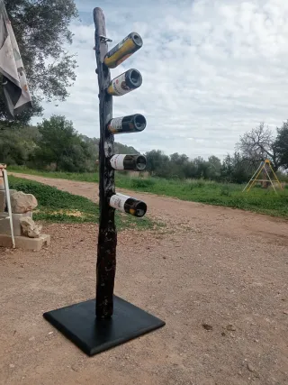 Botellero rústico de madera y hierro