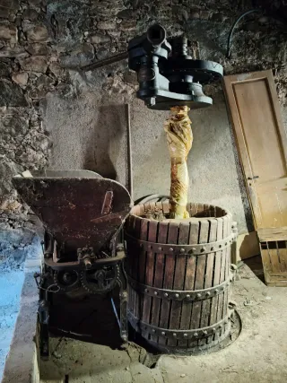 Prensadora de uva antigua