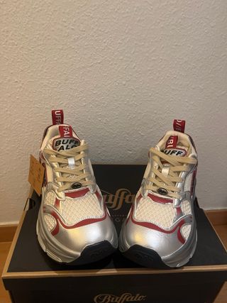 Zapatillas Buffalo veganas rojas/plateadas.