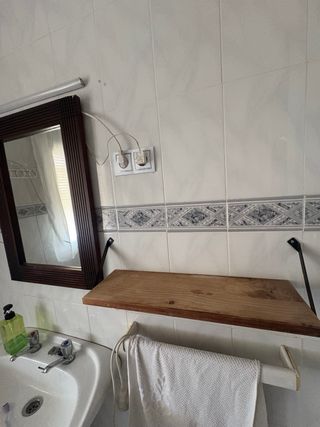 Estantería de madera y metal