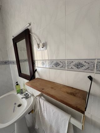 Estantería de madera y metal