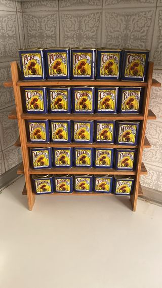 Especiero vintage de madera con latas