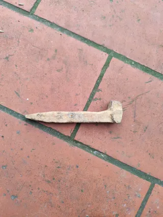 Clavo antiguo oxidado