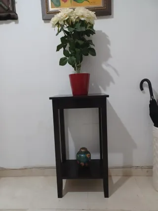 Mesa auxiliar alta madera negra