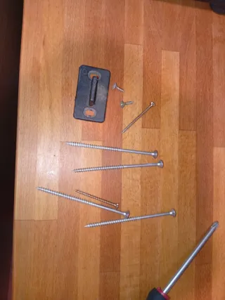 Puerta de granero con riel y tornillos