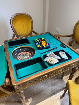 Mesa de juegos de ruleta y póker, damas y ajedrez.