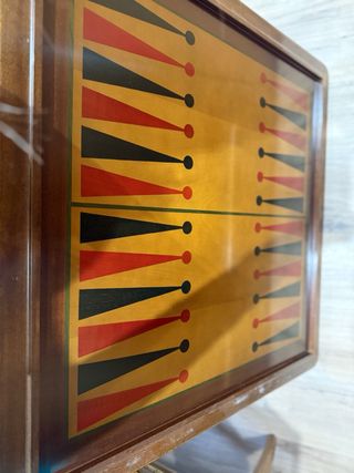 Mesa de juegos de ruleta y póker, damas y ajedrez.