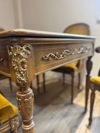 Mesa de juegos de ruleta y póker, damas y ajedrez.