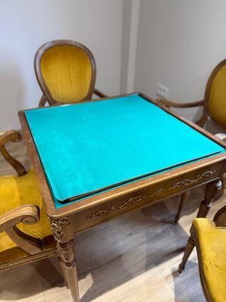 Mesa de juegos de ruleta y póker, damas y ajedrez.