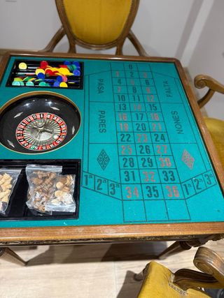 Mesa de juegos de ruleta y póker, damas y ajedrez.
