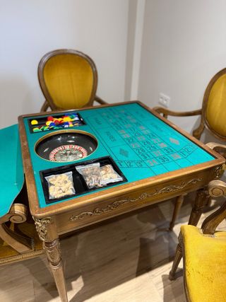 Mesa de juegos de ruleta y póker, damas y ajedrez.