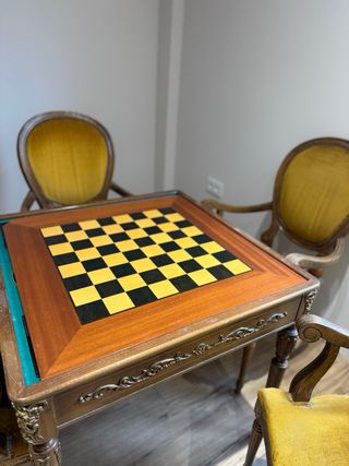 Mesa de juegos de ruleta y póker, damas y ajedrez.