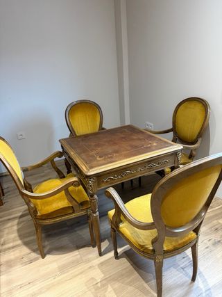 Mesa de juegos de ruleta y póker, damas y ajedrez.