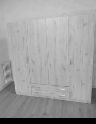 Armario blanco y marrón