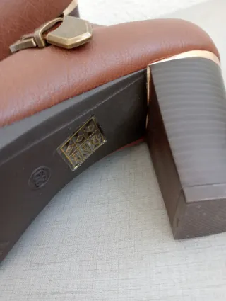 Botines tacón marrón con hebilla