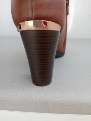 Botines tacón marrón con hebilla