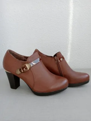 Botines tacón marrón con hebilla