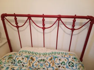 Cama antigua de forja