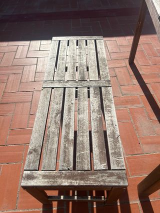 Mesa y bancos de madera APPLARO